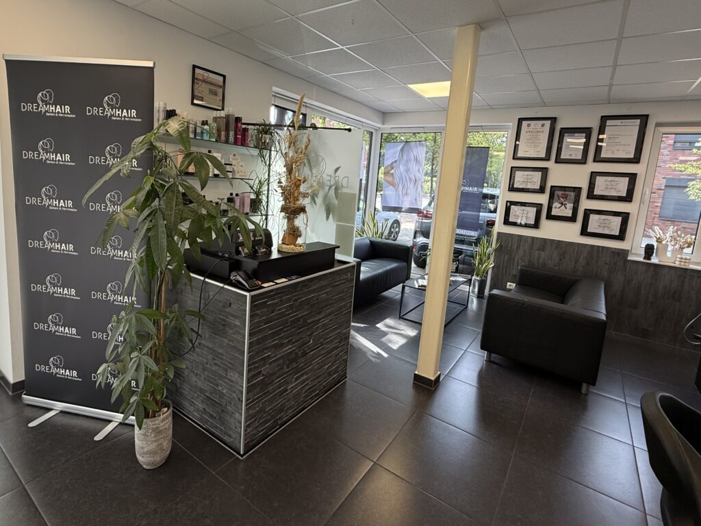 Empfangsbereich des DreamHair Salons in Emstek mit Zertifikaten und Sitzbereich