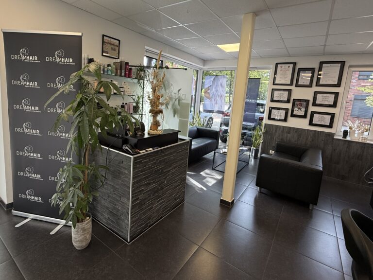 Empfangsbereich des DreamHair Salons in Emstek mit Zertifikaten und Sitzbereich